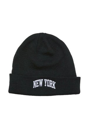 Fekete kötött sapka felhajtott szegéllyel, elöl fehér hímzett szöveggel, amely így szól: "NEW YORK". Puha tapintású és szoros illeszkedésű.