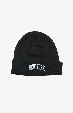 Musta neulepipo käännetyllä resorilla, jonka etuosassa on valkoisella brodeerattu teksti "NEW YORK". Pehmeä rakenne ja tiivis muotoilu.