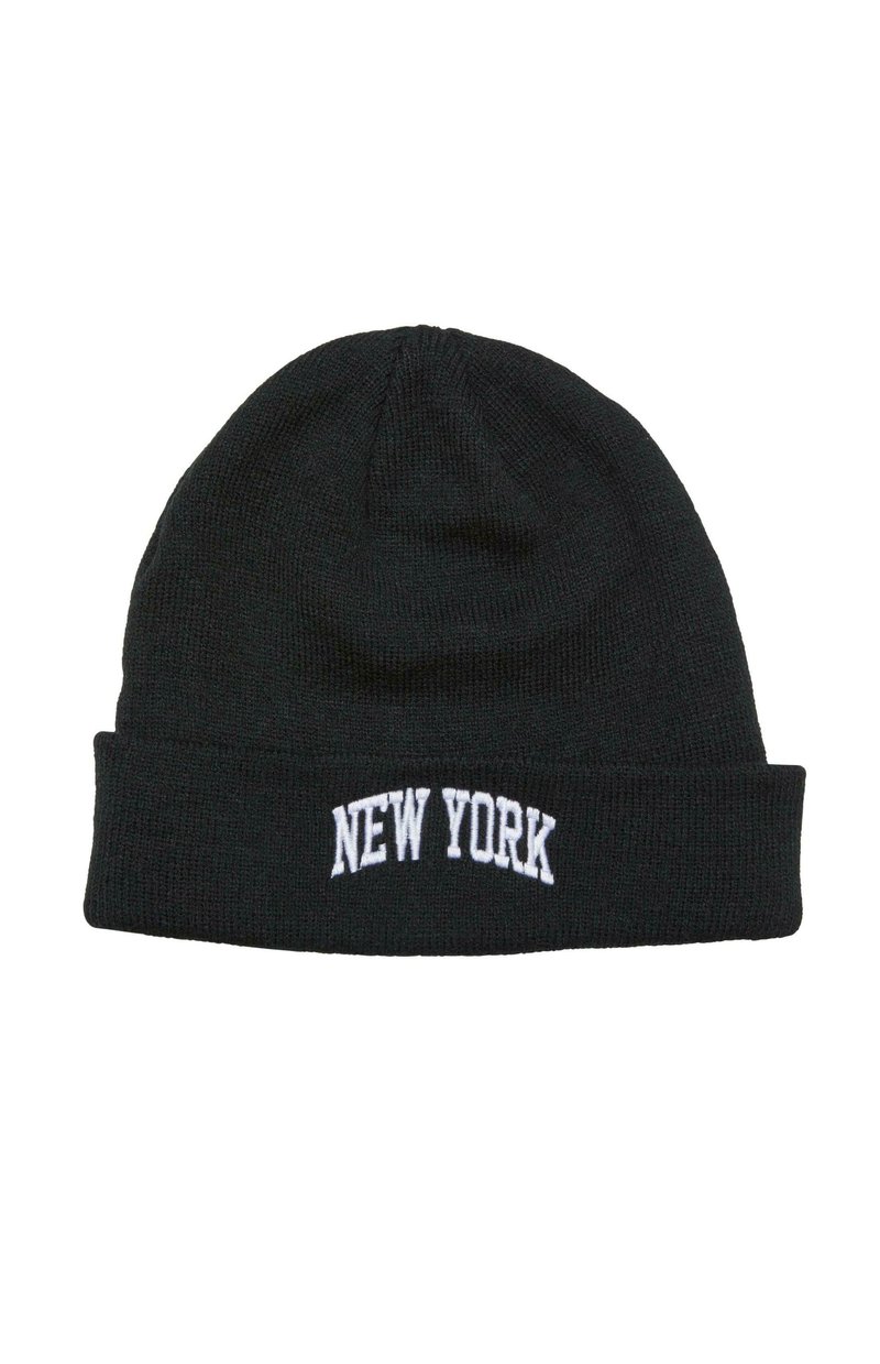 Čierna pletená čiapka s otočeným lemom, s bielym vyšitým textom "NEW YORK" na prednej strane. Mäkka textura a priliehavý dizajn.