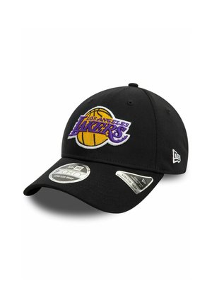 Gorra ajustada negra con el logo bordado en púrpura y dorado de los Los Angeles Lakers, con un diseño estructurado y visera curvada.
