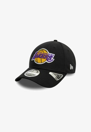 Gorra ajustada negra con el logo bordado en púrpura y dorado de los Los Angeles Lakers, con un diseño estructurado y visera curvada.