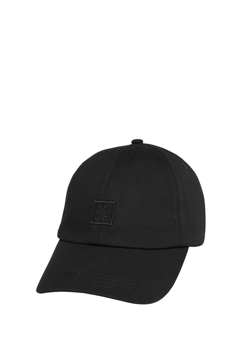 Czarna czapka bejsbolowa z zaokrągloną koroną, wygiętym daszkiem i wytłoczonym logo z przodu. Wykonana z teksturowanej tkaniny, z widocznymi szwami.