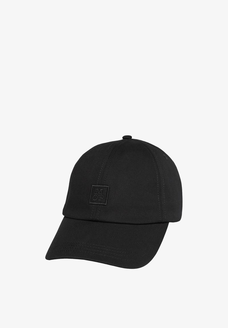 Czarna czapka bejsbolowa z zaokrągloną koroną, wygiętym daszkiem i wytłoczonym logo z przodu. Wykonana z teksturowanej tkaniny, z widocznymi szwami.