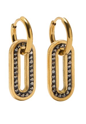 Złote kolczyki koła z pionowymi owalnymi zawieszkami ozdobionymi obwódką z małych czarnych i srebrnych kamieni.