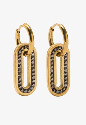 Złote kolczyki koła z pionowymi owalnymi zawieszkami ozdobionymi obwódką z małych czarnych i srebrnych kamieni.