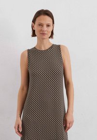 Ärmelloses Kleid in Dunkelbraun mit geometrischem, sandfarbenem Muster; runder Ausschnitt; strukturierter Stoff; knielang; figurbetonte Silhouette.