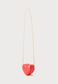 Borsa a forma di cuore rossa realizzata in materiale liscio con tracolla in catena dorata. Caratterizzata da una chiusura con zip e un design compatto.