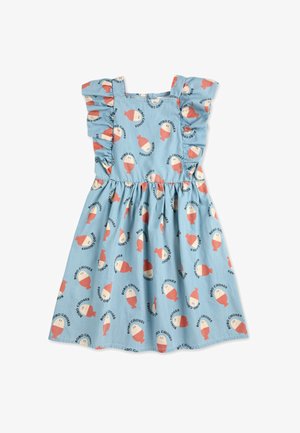 Vestido sin mangas de color azul claro con hombros con volantes, que presenta un estampado repetido de caras de dibujos animados y el texto "BOBO CHOSES."