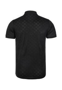Černé polo tričko vyrobené z hladkého materiálu, které má jemnou texturu vzoru a krátké rukávy, s klasickým límcem a rovný lem.