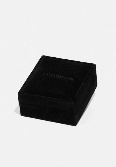 Boîte à bijoux en velours noir avec une texture douce, de forme carrée et un logo embossé sur le couvercle. Design compact pour ranger des bijoux.