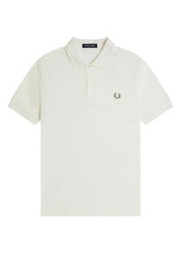 Crème-kleurige poloshirt met een klassieke kraag, korte mouwen en een geborduurd embleem op de linkerborst. Zachte textuur en katoenen materiaal.