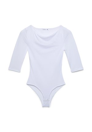 Body bianco aderente con maniche a tre quarti, scollo a barca e chiusure a pressione all'interno delle gambe, mostrato su sfondo bianco.