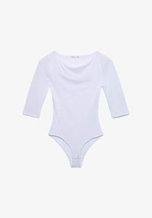 Body bianco aderente con maniche a tre quarti, scollo a barca e chiusure a pressione all'interno delle gambe, mostrato su sfondo bianco.