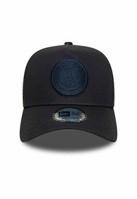 Czarna czapka z wytrzymałego materiału z okrągłym haftowanym logo z napisem "PARYŻ" oraz Wieżą Eiffla. Regulowany rozmiar z zakrzywionym daszkiem.