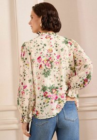 Love & Roses REGULAR FIT  - Blūze - ivory floral