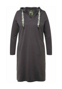 Robe à capuche grise avec des manches longues, dotée d'un col en V et de deux poches latérales. Accentuée par des cordons de serrage au motif camouflage et une impression graphique.