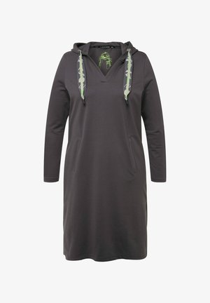 Graues Kapuzenkleid mit langen Ärmeln, das einen V-Ausschnitt und zwei Seitentaschen aufweist. Akzentuiert durch Kordeln im Camouflage-Muster und einem grafischen Aufdruck.