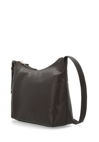 Braune Leder-Schultertasche mit glatter Textur, runder Form, silbernen Beschlägen und einem langen Tragegurt. Kompaktes und einfaches Design.