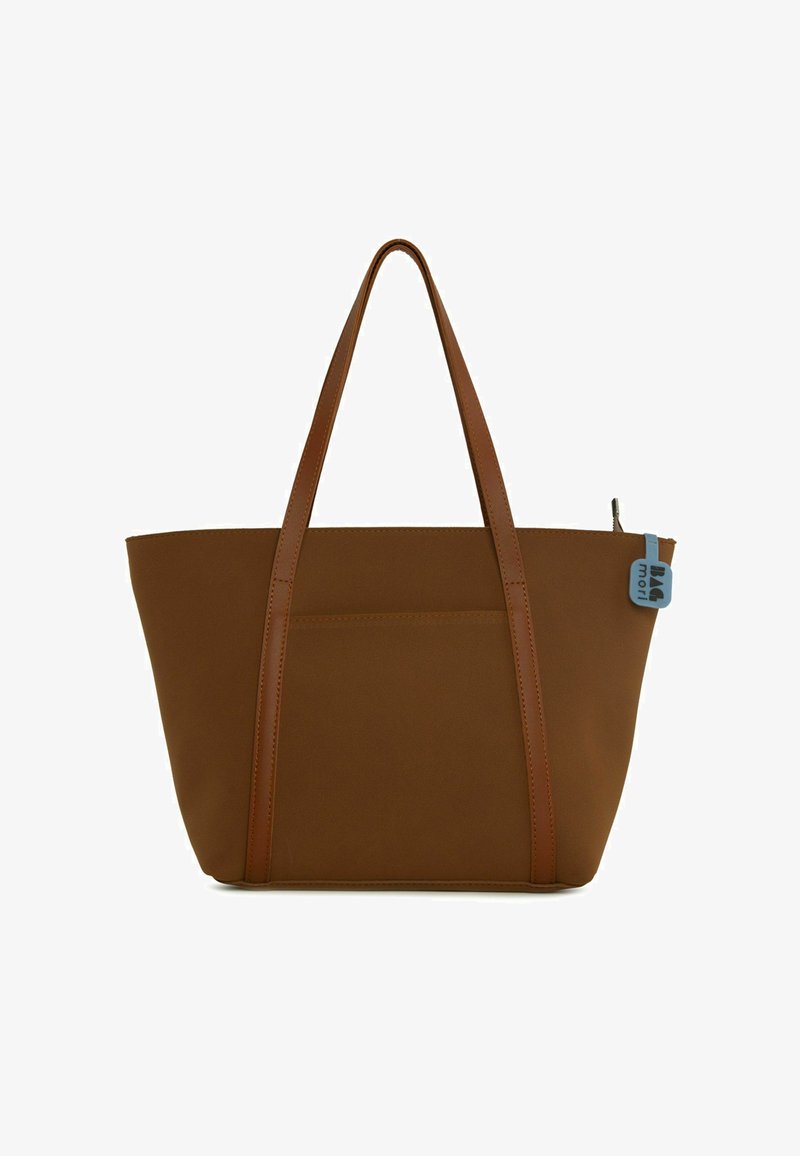 Pruun käekott kahe pika sangaga, valmistatud siledast materjalist. Varustatud esitasku ja sinise metallist sildiga tõmblukul.