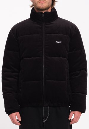 Zwarte corduroy pufferjack met een hoge kraag, ritsluiting en horizontale stiksels. Heeft een logo-opdruk en een elastische tailleband.