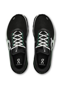 Črne atletske čevlje z teksturirano zgornjim delom, belimi vezalkami in zelenimi poudarki. Imajo izrazit logotip in oblazinjene vložke.