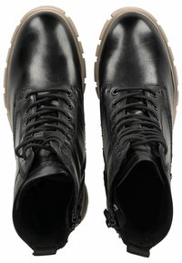 Las botas de cuero negro hasta el tobillo presentan punteras redondas, diseño con cordones y cremalleras laterales. Las suelas de goma tienen un acabado texturizado para mayor agarre.