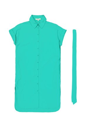 Camisa de manga corta turquesa con cuello, que presenta un cierre de botones y una abertura lateral. Incluye una corbata a juego. Textura de tela suave.