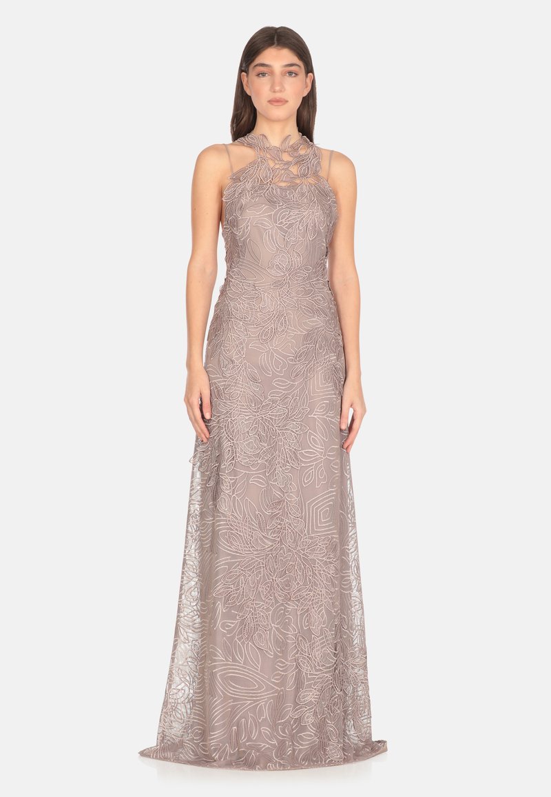 Abito lungo aderente color taupe con ricami floreali. Sovrapposizione trasparente, intricati dettagli di pizzo sul collo e sulla gonna, orlo fluente.