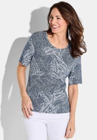 Navyblauwe T-shirt met korte mouwen met een wit loofpatroon, ronde halslijn en een relaxed fit, gecombineerd met witte broek.