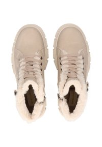 Béžové zimní boty s tlustými gumovými podrážkami, šněrováním vpředu a měkkou bílou kožešinou uvnitř a kolem kotníku.