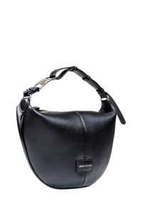Bolso de mano de cuero negro con forma redondeada, que cuenta con una corta correa para el hombro y una placa del logo en plata. Textura suave y detalle de cierre con cremallera.
