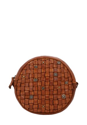 Bolso redondo de piel trenzada en marrón cálido, con una superficie texturizada y tachuelas metálicas decorativas. Diseño compacto con una correa lateral.