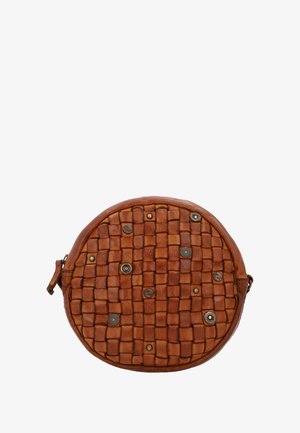 Apaļa, austs ādas soma siltā brūnā krāsā, ar strukturētu virsmas apdari un dekoratīvām metāla naglām. Kompakts dizains ar sānu siksnu.