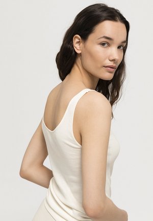 Crème kleurige tanktop van zachte katoen, met dunne bandjes en een scoop back ontwerp. Soepele textuur zonder zichtbare patronen of accenten.