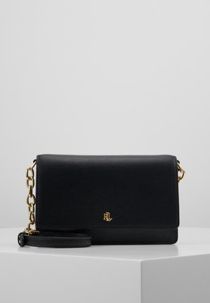 Musta nahkainen clutch-laukku, jossa kultainen ketjuhihna ja pieni kultainen RL-logo edessä, esillä valkoisella pinnalla harmaata taustaa vasten.