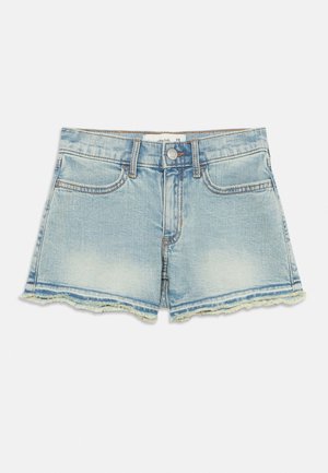 Svetlo modri denim hlače kratke z raztrganimi robovi, sprednjimi žepi, zankami za pas in gumbnim zapiranjem na belem ozadju.