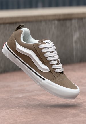 KNU SKOOL UNISEX - Chaussures de skate - walnut