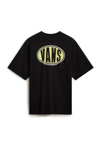 Camiseta de algodón negra con un gran logo ovalado que lleva el texto "VANS" en letras negritas y negras, y un fondo verde claro en la parte posterior.
