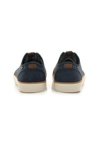 Sneaker blu navy con una tomaia testurizzata, suola in gomma di colore chiaro e dettagli in pelle marrone sulla punta e sul tallone.
