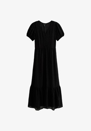 Czarna sukienka midi z dekoltem w serek, krótkimi bufiastymi rękawami, zapinana na guziki z przodu, dopasowana w talii i z falbaną na dole.