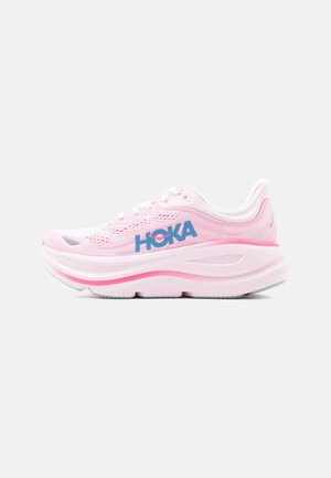 Pinkfarbener HOKA Laufschuh mit dick gedämpfter Sohle, Mesh-Obermaterial und blauem Logo vor weißem Hintergrund.