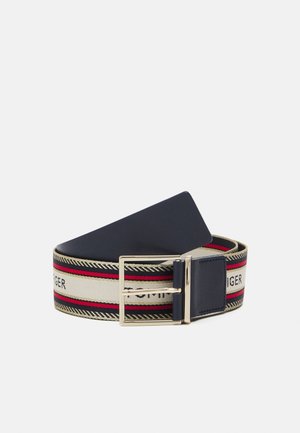 Ceinture en tissu rayé avec extrémité en cuir bleu marine et boucle dorée, composée des couleurs rouge, crème et noir.