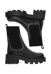 Czarne botki za kostkę z grubo wyprofilowaną podeszwą, żebrowanymi panelami materiałowymi i srebrnymi ćwiekami wzdłuż krawędzi. Górna część z gładkiej skóry z pętelkami do zakupu.