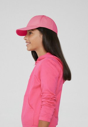 Casquette rose et sweat à capuche avec poche kangourou. La casquette a un brame courbé, et le tissu semble doux et lisse avec une finition soignée.