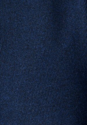 Tela de punto acanalado en color azul marino con una textura uniforme y un brillo sutil, que presenta líneas verticales a lo largo de toda la superficie.