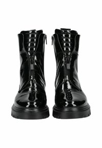 Botines de charol negro con suela gruesa, cremalleras frontales y detalles texturizados en la caña. Acabado liso y brillante.