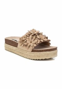 Sandalias deslizantes florales beige con plantilla de espuma, plataforma texturizada y acentos de flores. Cuenta con una entresuela de corcho y detalle de yute trenzado.