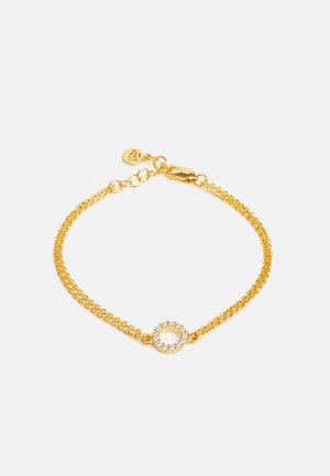 Guldkædearmbånd med dobbelt-strengs design, centralt rundt vedhæng prydet med små klare sten og lukning med lobsterklips.