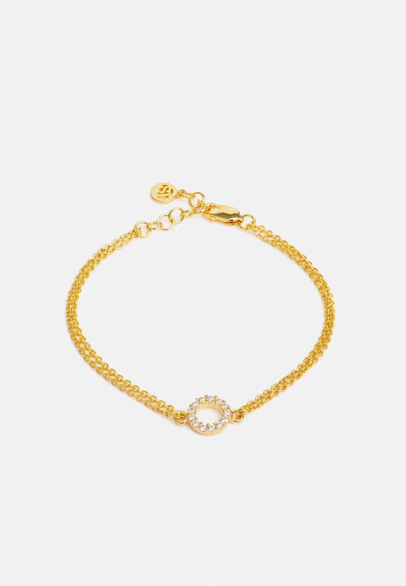 Guldarmband i dubbeltrådsdesign, centralt runt hänge prytt med små klara stenar och lås med hummerklämma.