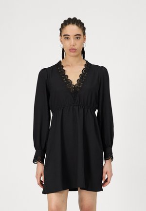 Abito nero con scollatura a V rifinita in pizzo, maniche lunghe a palloncino con dettagli in pizzo e vita elasticizzata per una forma definita.